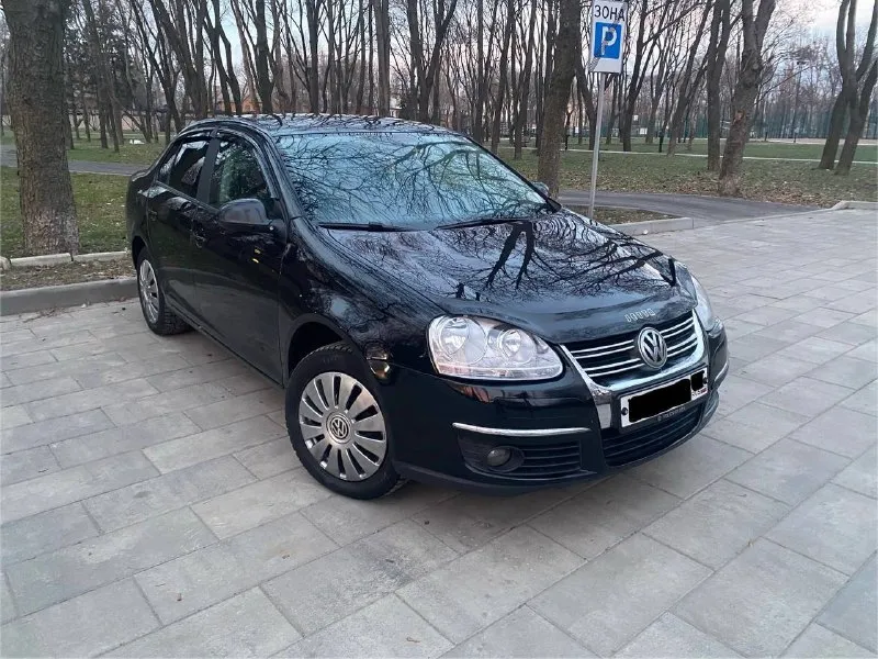 Volkswagen jetta 1.6l. at сборка германия, официал 2007г, в эксплуатации с 2008г все стёкла с лобовым родные двигатель bse, работает ровно акпп-6, без посторонних звуков комплектация: -климат контроль двухзонный -подогрев передних сидений -полный электропакет -подушки безопасности -электроуселитель руля -бортовой компьютер -abs, ebd, bas, esp, -микролифт сидения -регулировка руля 3 плоскости -электропривод и обогрев зеркал -обогрев лобового стекла -датчик света, датчик дождя -центр замок, сигнализация -подогрев форсунок омывателя -противотуманки -омыватели фар -свежий аккумулятор -резина и коврики зима/лето -2 родных ключа, сервиска цена 725 тыс. осмотр донецк +79494159017 связь не всегда ловит, звоните несколько раз или смс дополнительно скину фото/видео - фотография - 2