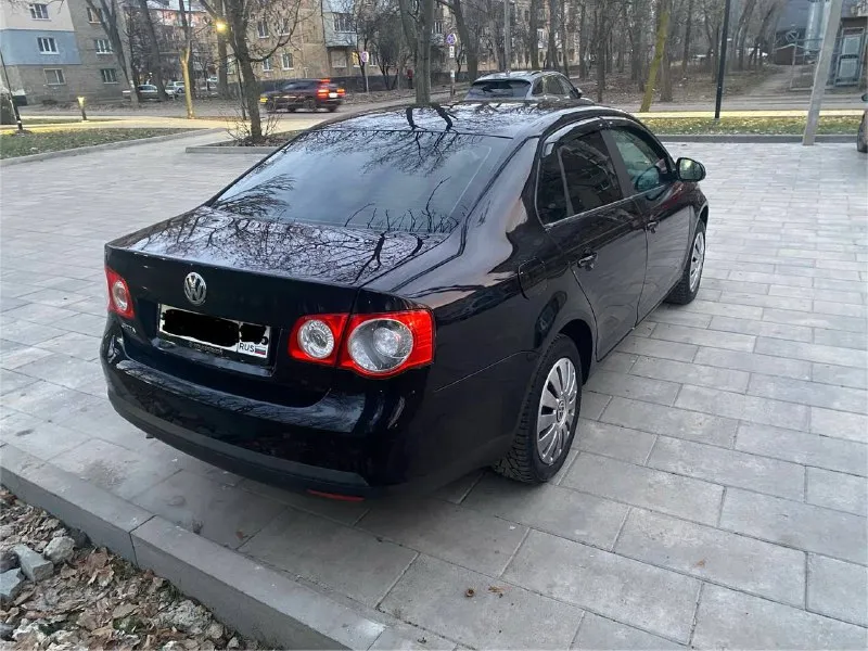 Volkswagen jetta 1.6l. at сборка германия, официал 2007г, в эксплуатации с 2008г все стёкла с лобовым родные двигатель bse, работает ровно акпп-6, без посторонних звуков комплектация: -климат контроль двухзонный -подогрев передних сидений -полный электропакет -подушки безопасности -электроуселитель руля -бортовой компьютер -abs, ebd, bas, esp, -микролифт сидения -регулировка руля 3 плоскости -электропривод и обогрев зеркал -обогрев лобового стекла -датчик света, датчик дождя -центр замок, сигнализация -подогрев форсунок омывателя -противотуманки -омыватели фар -свежий аккумулятор -резина и коврики зима/лето -2 родных ключа, сервиска цена 725 тыс. осмотр донецк +79494159017 связь не всегда ловит, звоните несколько раз или смс дополнительно скину фото/видео - фотография - 3