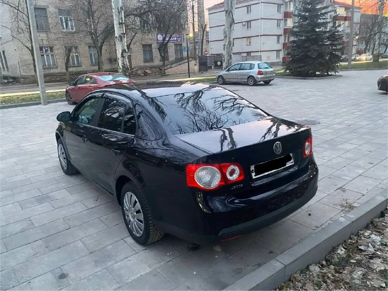 Volkswagen jetta 1.6l. at сборка германия, официал 2007г, в эксплуатации с 2008г все стёкла с лобовым родные двигатель bse, работает ровно акпп-6, без посторонних звуков комплектация: -климат контроль двухзонный -подогрев передних сидений -полный электропакет -подушки безопасности -электроуселитель руля -бортовой компьютер -abs, ebd, bas, esp, -микролифт сидения -регулировка руля 3 плоскости -электропривод и обогрев зеркал -обогрев лобового стекла -датчик света, датчик дождя -центр замок, сигнализация -подогрев форсунок омывателя -противотуманки -омыватели фар -свежий аккумулятор -резина и коврики зима/лето -2 родных ключа, сервиска цена 725 тыс. осмотр донецк +79494159017 связь не всегда ловит, звоните несколько раз или смс дополнительно скину фото/видео - фотография - 4