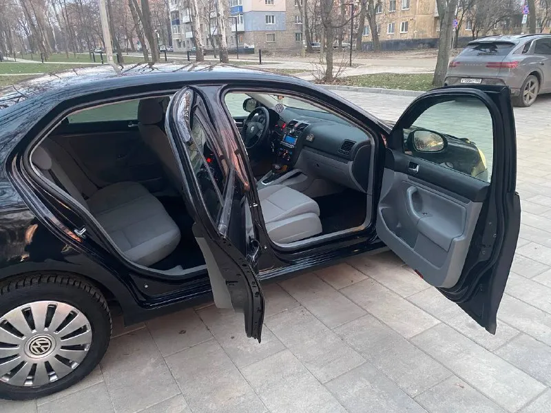 Volkswagen jetta 1.6l. at сборка германия, официал 2007г, в эксплуатации с 2008г все стёкла с лобовым родные двигатель bse, работает ровно акпп-6, без посторонних звуков комплектация: -климат контроль двухзонный -подогрев передних сидений -полный электропакет -подушки безопасности -электроуселитель руля -бортовой компьютер -abs, ebd, bas, esp, -микролифт сидения -регулировка руля 3 плоскости -электропривод и обогрев зеркал -обогрев лобового стекла -датчик света, датчик дождя -центр замок, сигнализация -подогрев форсунок омывателя -противотуманки -омыватели фар -свежий аккумулятор -резина и коврики зима/лето -2 родных ключа, сервиска цена 725 тыс. осмотр донецк +79494159017 связь не всегда ловит, звоните несколько раз или смс дополнительно скину фото/видео - фотография - 5