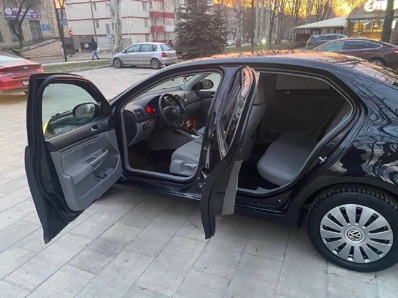 Volkswagen jetta 1.6l. at сборка германия, официал 2007г, в эксплуатации с 2008г все стёкла с лобовым родные двигатель bse, работает ровно акпп-6, без посторонних звуков комплектация: -климат контроль двухзонный -подогрев передних сидений -полный электропакет -подушки безопасности -электроуселитель руля -бортовой компьютер -abs, ebd, bas, esp, -микролифт сидения -регулировка руля 3 плоскости -электропривод и обогрев зеркал -обогрев лобового стекла -датчик света, датчик дождя -центр замок, сигнализация -подогрев форсунок омывателя -противотуманки -омыватели фар -свежий аккумулятор -резина и коврики зима/лето -2 родных ключа, сервиска цена 725 тыс. осмотр донецк +79494159017 связь не всегда ловит, звоните несколько раз или смс дополнительно скину фото/видео - фотография - 6