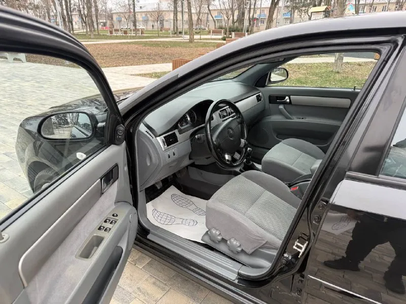 Chevrolet lacetti 2008 г. автомобиль в идеальном состоянии с родным пробегом 108 тыс автомобиль находился в одной семье перерегистрация была с мужа на жену, пробег 100% родной, эксплуатировался без дтп все стёкла в круг родные автомобиль очень хорошо сохранился в салоне никогда не курили техническая часть полностью обслужена и не требует никаких вниманий, по всем вопросам звоните цена 700 тыс руб осмотр город мариуполь +79497221071 - фотография - 10