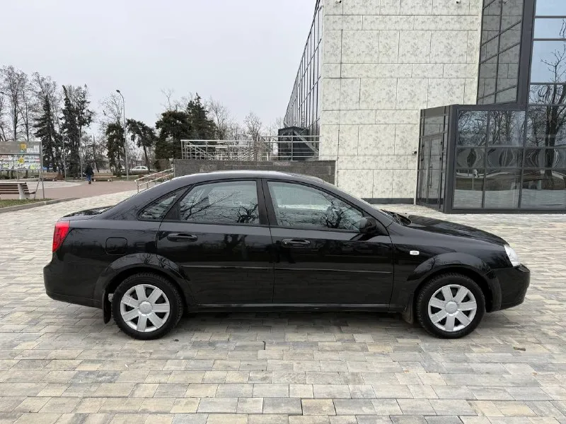 Chevrolet lacetti 2008 г. автомобиль в идеальном состоянии с родным пробегом 108 тыс автомобиль находился в одной семье перерегистрация была с мужа на жену, пробег 100% родной, эксплуатировался без дтп все стёкла в круг родные автомобиль очень хорошо сохранился в салоне никогда не курили техническая часть полностью обслужена и не требует никаких вниманий, по всем вопросам звоните цена 700 тыс руб осмотр город мариуполь +79497221071 - фотография - 4