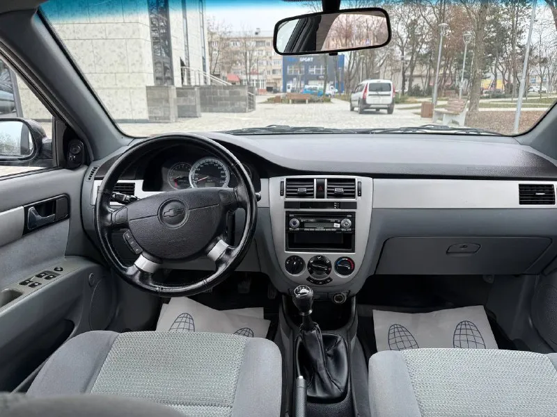 Chevrolet lacetti 2008 г. автомобиль в идеальном состоянии с родным пробегом 108 тыс автомобиль находился в одной семье перерегистрация была с мужа на жену, пробег 100% родной, эксплуатировался без дтп все стёкла в круг родные автомобиль очень хорошо сохранился в салоне никогда не курили техническая часть полностью обслужена и не требует никаких вниманий, по всем вопросам звоните цена 700 тыс руб осмотр город мариуполь +79497221071 - фотография - 9