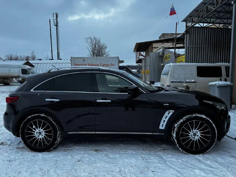 Infiniti fx37 s год : 2011 мотор : 3.7 (333л. с) привод : полный коробка : автомат цвет : коричневый комплектация : s, максимальная 1.599 🍋 я собственник, птс оригинал !!! мотор работает отлично, без лишних звуков и тому подобное, масло не жрет, стоит катализатор. коробка чувствует себя отлично, прошил под последнюю американскую прошивку, замена масла 5 тыс назад. подвеска также чувствует себя хорошо, ничего не стучит, не бьет, всё хорошо. кузов в отличном состояние, ржавчины, коррозии и тому подобного нет. салон бежевая кожа, в отличном состояние, бесключевой доступ, обдув / подогрев сидений, 360 камеры, адаптивный круиз контроль, климат контроль, люк, память сидений и т. д, всё работает. электропривод багажника. работает абсолютно всё ! тормоза спереди 4 - поршневые, сзади двухпоршневые. ставил на выхлоп заслонки, можно делать тише/громче с пульта. я собственник, продавать буду я, любые проверки за ваш счёт. 1.599 🍋 торг у авто г. донецк +79495253176 - фотография - 4