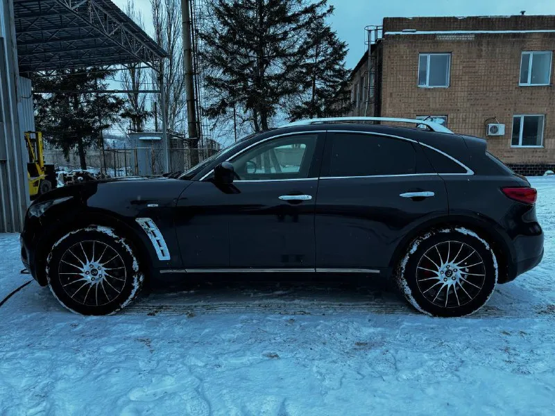 Infiniti fx37 s год : 2011 мотор : 3.7 (333л. с) привод : полный коробка : автомат цвет : коричневый комплектация : s, максимальная 1.599 🍋 я собственник, птс оригинал !!! мотор работает отлично, без лишних звуков и тому подобное, масло не жрет, стоит катализатор. коробка чувствует себя отлично, прошил под последнюю американскую прошивку, замена масла 5 тыс назад. подвеска также чувствует себя хорошо, ничего не стучит, не бьет, всё хорошо. кузов в отличном состояние, ржавчины, коррозии и тому подобного нет. салон бежевая кожа, в отличном состояние, бесключевой доступ, обдув / подогрев сидений, 360 камеры, адаптивный круиз контроль, климат контроль, люк, память сидений и т. д, всё работает. электропривод багажника. работает абсолютно всё ! тормоза спереди 4 - поршневые, сзади двухпоршневые. ставил на выхлоп заслонки, можно делать тише/громче с пульта. я собственник, продавать буду я, любые проверки за ваш счёт. 1.599 🍋 торг у авто г. донецк +79495253176 - фотография - 5