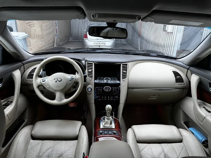 Infiniti fx37 s год : 2011 мотор : 3.7 (333л. с) привод : полный коробка : автомат цвет : коричневый комплектация : s, максимальная 1.599 🍋 я собственник, птс оригинал !!! мотор работает отлично, без лишних звуков и тому подобное, масло не жрет, стоит катализатор. коробка чувствует себя отлично, прошил под последнюю американскую прошивку, замена масла 5 тыс назад. подвеска также чувствует себя хорошо, ничего не стучит, не бьет, всё хорошо. кузов в отличном состояние, ржавчины, коррозии и тому подобного нет. салон бежевая кожа, в отличном состояние, бесключевой доступ, обдув / подогрев сидений, 360 камеры, адаптивный круиз контроль, климат контроль, люк, память сидений и т. д, всё работает. электропривод багажника. работает абсолютно всё ! тормоза спереди 4 - поршневые, сзади двухпоршневые. ставил на выхлоп заслонки, можно делать тише/громче с пульта. я собственник, продавать буду я, любые проверки за ваш счёт. 1.599 🍋 торг у авто г. донецк +79495253176 - фотография - 8