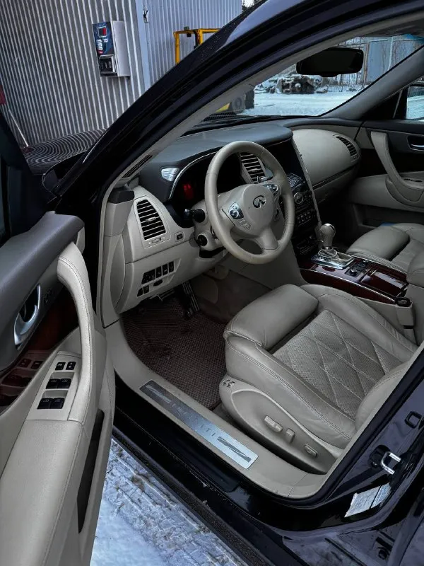 Infiniti fx37 s год : 2011 мотор : 3.7 (333л. с) привод : полный коробка : автомат цвет : коричневый комплектация : s, максимальная 1.599 🍋 я собственник, птс оригинал !!! мотор работает отлично, без лишних звуков и тому подобное, масло не жрет, стоит катализатор. коробка чувствует себя отлично, прошил под последнюю американскую прошивку, замена масла 5 тыс назад. подвеска также чувствует себя хорошо, ничего не стучит, не бьет, всё хорошо. кузов в отличном состояние, ржавчины, коррозии и тому подобного нет. салон бежевая кожа, в отличном состояние, бесключевой доступ, обдув / подогрев сидений, 360 камеры, адаптивный круиз контроль, климат контроль, люк, память сидений и т. д, всё работает. электропривод багажника. работает абсолютно всё ! тормоза спереди 4 - поршневые, сзади двухпоршневые. ставил на выхлоп заслонки, можно делать тише/громче с пульта. я собственник, продавать буду я, любые проверки за ваш счёт. 1.599 🍋 торг у авто г. донецк +79495253176 - фотография - 9