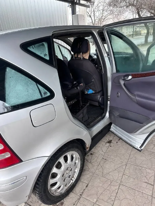 Продаю mercedes benz a170. машиной владею с 2015 года. полностью обслужена (масла, фильтра) 🔴 2004 год выпуска 🔴 объем 1.7 tdi 🔴 дизель 🔴 механика 🔴 пробег 256 🔴 кондиционер 🔴 стеклоподъемники 🔴 гирдоусилитель руля 🔴 электрорегулировка зеркал машина в хорошем состоянии, полностью на ходу, двигатель, коробка, ходовая - нареканий нет. произведена замена генератора (новый), ремни и ролики, замена компрессора кондиционера (лето очень хорошо работает кондиционер) по кузову есть моменты (потертости, рыжики, скол на бампере). лобовое стекло родное, есть скол, упала ветка с дерева, я не меняла, так как на езду не влияет. машина требует вложений только косметических! цена 250 тыс +79494164024 юлия осмотр в донецке - фотография - 10