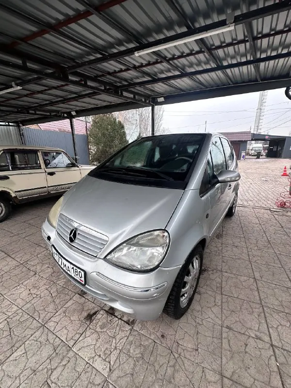 Продаю mercedes benz a170. машиной владею с 2015 года. полностью обслужена (масла, фильтра) 🔴 2004 год выпуска 🔴 объем 1.7 tdi 🔴 дизель 🔴 механика 🔴 пробег 256 🔴 кондиционер 🔴 стеклоподъемники 🔴 гирдоусилитель руля 🔴 электрорегулировка зеркал машина в хорошем состоянии, полностью на ходу, двигатель, коробка, ходовая - нареканий нет. произведена замена генератора (новый), ремни и ролики, замена компрессора кондиционера (лето очень хорошо работает кондиционер) по кузову есть моменты (потертости, рыжики, скол на бампере). лобовое стекло родное, есть скол, упала ветка с дерева, я не меняла, так как на езду не влияет. машина требует вложений только косметических! цена 250 тыс +79494164024 юлия осмотр в донецке - фотография - 2