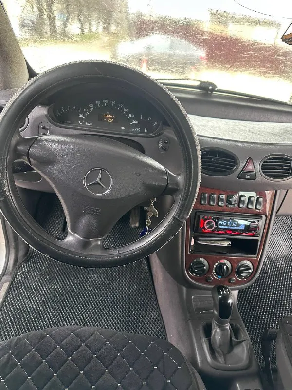 Продаю mercedes benz a170. машиной владею с 2015 года. полностью обслужена (масла, фильтра) 🔴 2004 год выпуска 🔴 объем 1.7 tdi 🔴 дизель 🔴 механика 🔴 пробег 256 🔴 кондиционер 🔴 стеклоподъемники 🔴 гирдоусилитель руля 🔴 электрорегулировка зеркал машина в хорошем состоянии, полностью на ходу, двигатель, коробка, ходовая - нареканий нет. произведена замена генератора (новый), ремни и ролики, замена компрессора кондиционера (лето очень хорошо работает кондиционер) по кузову есть моменты (потертости, рыжики, скол на бампере). лобовое стекло родное, есть скол, упала ветка с дерева, я не меняла, так как на езду не влияет. машина требует вложений только косметических! цена 250 тыс +79494164024 юлия осмотр в донецке - фотография - 6