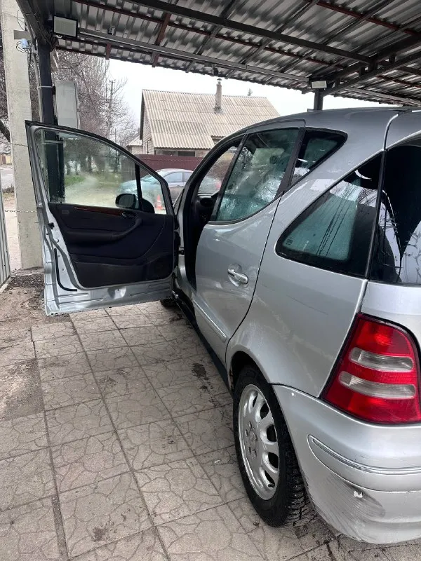 Продаю mercedes benz a170. машиной владею с 2015 года. полностью обслужена (масла, фильтра) 🔴 2004 год выпуска 🔴 объем 1.7 tdi 🔴 дизель 🔴 механика 🔴 пробег 256 🔴 кондиционер 🔴 стеклоподъемники 🔴 гирдоусилитель руля 🔴 электрорегулировка зеркал машина в хорошем состоянии, полностью на ходу, двигатель, коробка, ходовая - нареканий нет. произведена замена генератора (новый), ремни и ролики, замена компрессора кондиционера (лето очень хорошо работает кондиционер) по кузову есть моменты (потертости, рыжики, скол на бампере). лобовое стекло родное, есть скол, упала ветка с дерева, я не меняла, так как на езду не влияет. машина требует вложений только косметических! цена 250 тыс +79494164024 юлия осмотр в донецке - фотография - 9