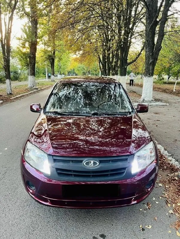 Продам лада гранта 12 год, кузов в идеальном состоянии, салон нормальный, комплектация пустая, двигатель капиталился 40 тыщ км назад, документы в порядке переоформление без проблем. цена 340 тыщ рублей + торг все интересующие вопросы по телефону +79495898728 +79495039459 - фотография - 2