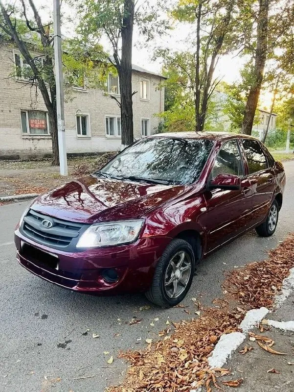 Продам лада гранта 12 год, кузов в идеальном состоянии, салон нормальный, комплектация пустая, двигатель капиталился 40 тыщ км назад, документы в порядке переоформление без проблем. цена 340 тыщ рублей + торг все интересующие вопросы по телефону +79495898728 +79495039459 - фотография - 3