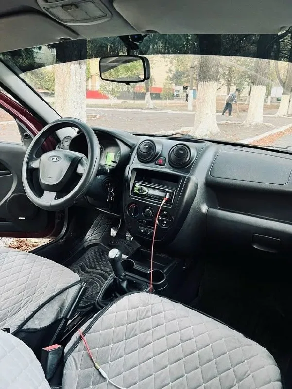 Продам лада гранта 12 год, кузов в идеальном состоянии, салон нормальный, комплектация пустая, двигатель капиталился 40 тыщ км назад, документы в порядке переоформление без проблем. цена 340 тыщ рублей + торг все интересующие вопросы по телефону +79495898728 +79495039459 - фотография - 8