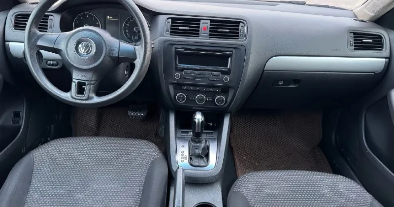 🏎продам volkswagen jetta (джетта) 2013год. 1.6 бензин, автомат классический заводской окрас, без рыжиков и гнили. ⚙авто без дтп ! автотека зеленая, по запросу скину вин код 🔧комплектация: климат контроль электростеклоподъемники 4шт, электрозеркала с подогревом, подогрев сидений, подогрев стекла, бортовой компьютер, штатная магнитола, usb, aux, bluetooth, омыватели фар, светодиодные лампы, противотуманные фары, легкосплавные диски r17 авто не требует вложений. осмотр г. антрацит, два комплект резины ✅ 💰💣цена 1🍋50.000 руб ☎+79595840113 📞 звоните: +7(959)5840113 - фотография - 10