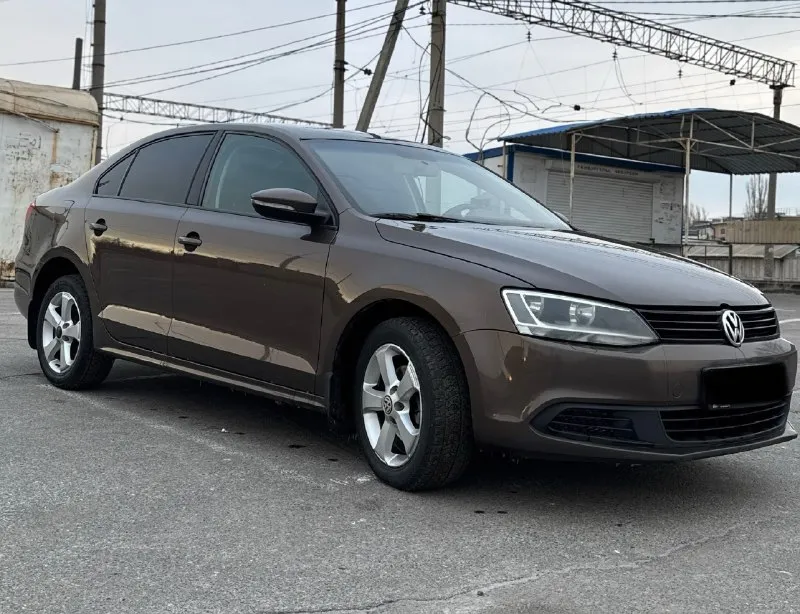 🏎продам volkswagen jetta (джетта) 2013год. 1.6 бензин, автомат классический заводской окрас, без рыжиков и гнили. ⚙авто без дтп ! автотека зеленая, по запросу скину вин код 🔧комплектация: климат контроль электростеклоподъемники 4шт, электрозеркала с подогревом, подогрев сидений, подогрев стекла, бортовой компьютер, штатная магнитола, usb, aux, bluetooth, омыватели фар, светодиодные лампы, противотуманные фары, легкосплавные диски r17 авто не требует вложений. осмотр г. антрацит, два комплект резины ✅ 💰💣цена 1🍋50.000 руб ☎+79595840113 📞 звоните: +7(959)5840113 - фотография - 2