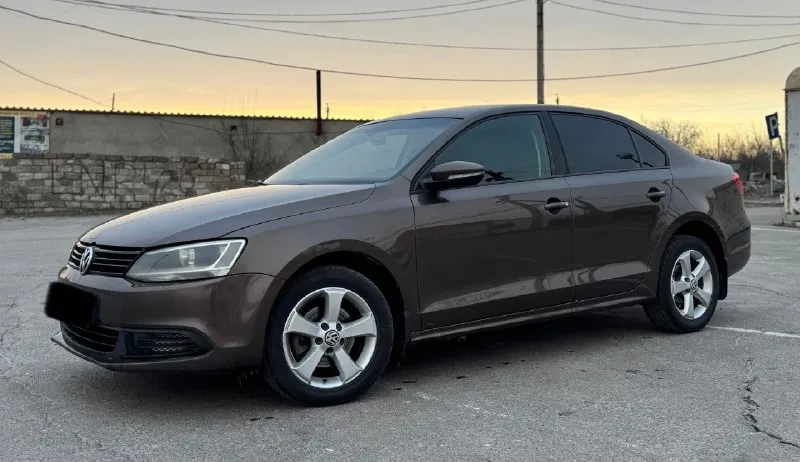 🏎продам volkswagen jetta (джетта) 2013год. 1.6 бензин, автомат классический заводской окрас, без рыжиков и гнили. ⚙авто без дтп ! автотека зеленая, по запросу скину вин код 🔧комплектация: климат контроль электростеклоподъемники 4шт, электрозеркала с подогревом, подогрев сидений, подогрев стекла, бортовой компьютер, штатная магнитола, usb, aux, bluetooth, омыватели фар, светодиодные лампы, противотуманные фары, легкосплавные диски r17 авто не требует вложений. осмотр г. антрацит, два комплект резины ✅ 💰💣цена 1🍋50.000 руб ☎+79595840113 📞 звоните: +7(959)5840113 - фотография - 3