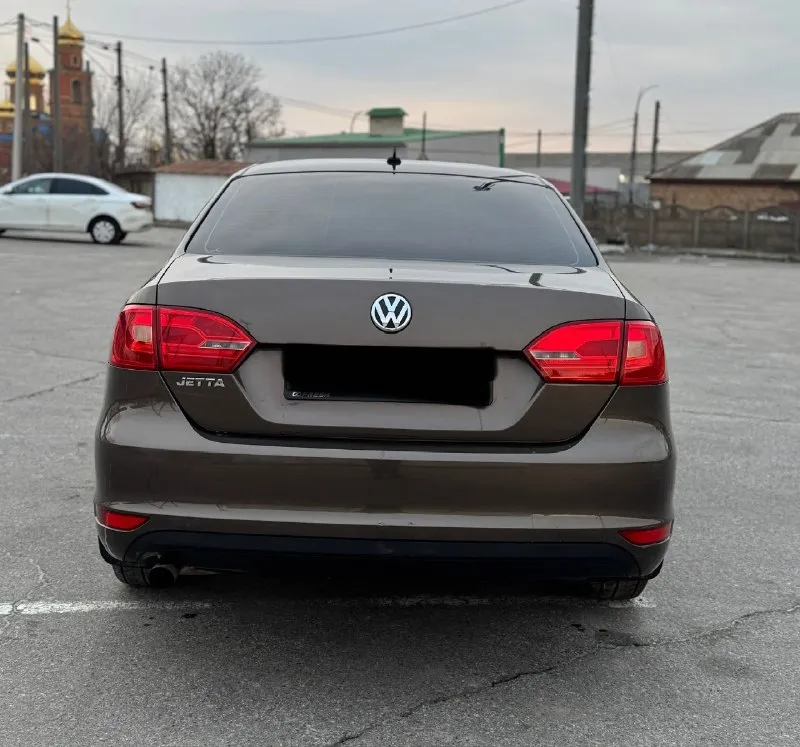 🏎продам volkswagen jetta (джетта) 2013год. 1.6 бензин, автомат классический заводской окрас, без рыжиков и гнили. ⚙авто без дтп ! автотека зеленая, по запросу скину вин код 🔧комплектация: климат контроль электростеклоподъемники 4шт, электрозеркала с подогревом, подогрев сидений, подогрев стекла, бортовой компьютер, штатная магнитола, usb, aux, bluetooth, омыватели фар, светодиодные лампы, противотуманные фары, легкосплавные диски r17 авто не требует вложений. осмотр г. антрацит, два комплект резины ✅ 💰💣цена 1🍋50.000 руб ☎+79595840113 📞 звоните: +7(959)5840113 - фотография - 4