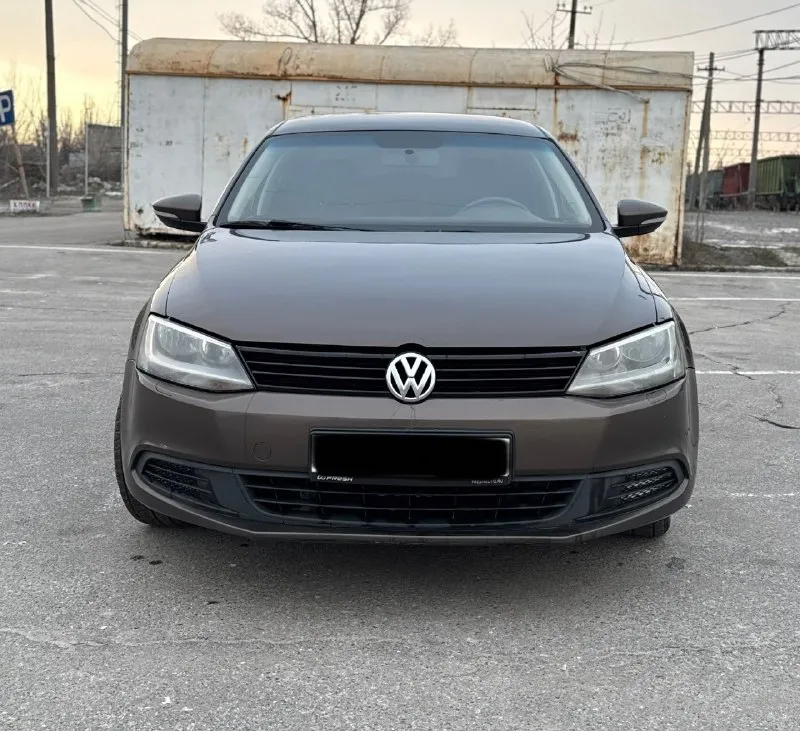 🏎продам volkswagen jetta (джетта) 2013год. 1.6 бензин, автомат классический заводской окрас, без рыжиков и гнили. ⚙авто без дтп ! автотека зеленая, по запросу скину вин код 🔧комплектация: климат контроль электростеклоподъемники 4шт, электрозеркала с подогревом, подогрев сидений, подогрев стекла, бортовой компьютер, штатная магнитола, usb, aux, bluetooth, омыватели фар, светодиодные лампы, противотуманные фары, легкосплавные диски r17 авто не требует вложений. осмотр г. антрацит, два комплект резины ✅ 💰💣цена 1🍋50.000 руб ☎+79595840113 📞 звоните: +7(959)5840113 - фотография - 5