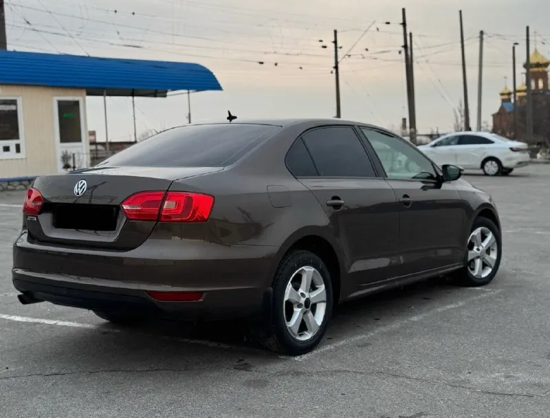 🏎продам volkswagen jetta (джетта) 2013год. 1.6 бензин, автомат классический заводской окрас, без рыжиков и гнили. ⚙авто без дтп ! автотека зеленая, по запросу скину вин код 🔧комплектация: климат контроль электростеклоподъемники 4шт, электрозеркала с подогревом, подогрев сидений, подогрев стекла, бортовой компьютер, штатная магнитола, usb, aux, bluetooth, омыватели фар, светодиодные лампы, противотуманные фары, легкосплавные диски r17 авто не требует вложений. осмотр г. антрацит, два комплект резины ✅ 💰💣цена 1🍋50.000 руб ☎+79595840113 📞 звоните: +7(959)5840113 - фотография - 6