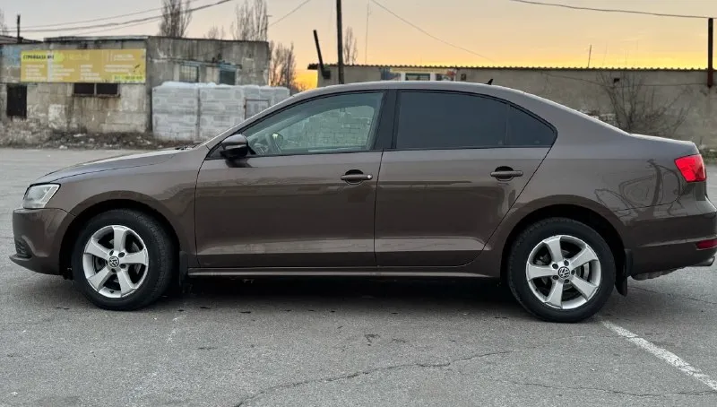 🏎продам volkswagen jetta (джетта) 2013год. 1.6 бензин, автомат классический заводской окрас, без рыжиков и гнили. ⚙авто без дтп ! автотека зеленая, по запросу скину вин код 🔧комплектация: климат контроль электростеклоподъемники 4шт, электрозеркала с подогревом, подогрев сидений, подогрев стекла, бортовой компьютер, штатная магнитола, usb, aux, bluetooth, омыватели фар, светодиодные лампы, противотуманные фары, легкосплавные диски r17 авто не требует вложений. осмотр г. антрацит, два комплект резины ✅ 💰💣цена 1🍋50.000 руб ☎+79595840113 📞 звоните: +7(959)5840113 - фотография - 7