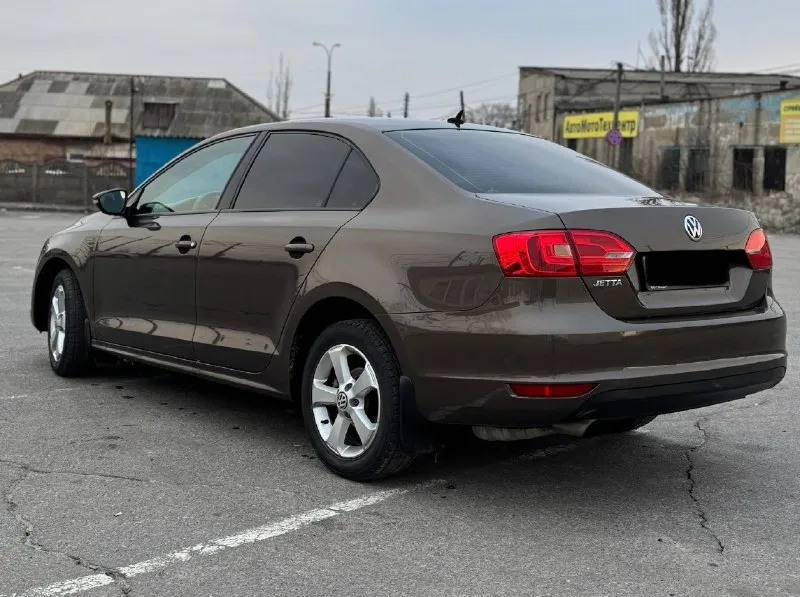 🏎продам volkswagen jetta (джетта) 2013год. 1.6 бензин, автомат классический заводской окрас, без рыжиков и гнили. ⚙авто без дтп ! автотека зеленая, по запросу скину вин код 🔧комплектация: климат контроль электростеклоподъемники 4шт, электрозеркала с подогревом, подогрев сидений, подогрев стекла, бортовой компьютер, штатная магнитола, usb, aux, bluetooth, омыватели фар, светодиодные лампы, противотуманные фары, легкосплавные диски r17 авто не требует вложений. осмотр г. антрацит, два комплект резины ✅ 💰💣цена 1🍋50.000 руб ☎+79595840113 📞 звоните: +7(959)5840113 - фотография - 8