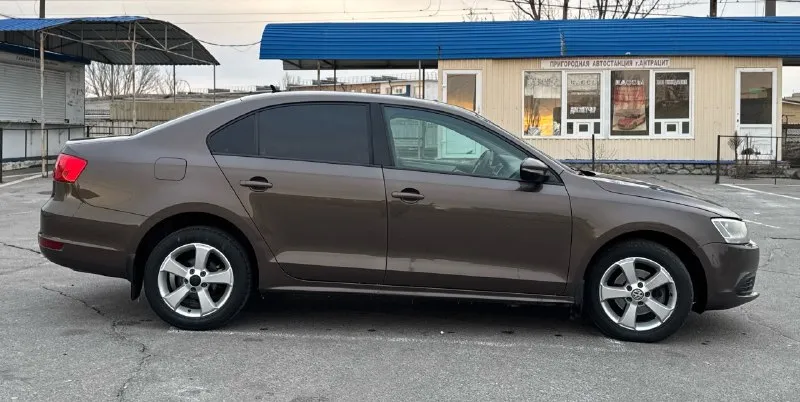 🏎продам volkswagen jetta (джетта) 2013год. 1.6 бензин, автомат классический заводской окрас, без рыжиков и гнили. ⚙авто без дтп ! автотека зеленая, по запросу скину вин код 🔧комплектация: климат контроль электростеклоподъемники 4шт, электрозеркала с подогревом, подогрев сидений, подогрев стекла, бортовой компьютер, штатная магнитола, usb, aux, bluetooth, омыватели фар, светодиодные лампы, противотуманные фары, легкосплавные диски r17 авто не требует вложений. осмотр г. антрацит, два комплект резины ✅ 💰💣цена 1🍋50.000 руб ☎+79595840113 📞 звоните: +7(959)5840113 - фотография - 9