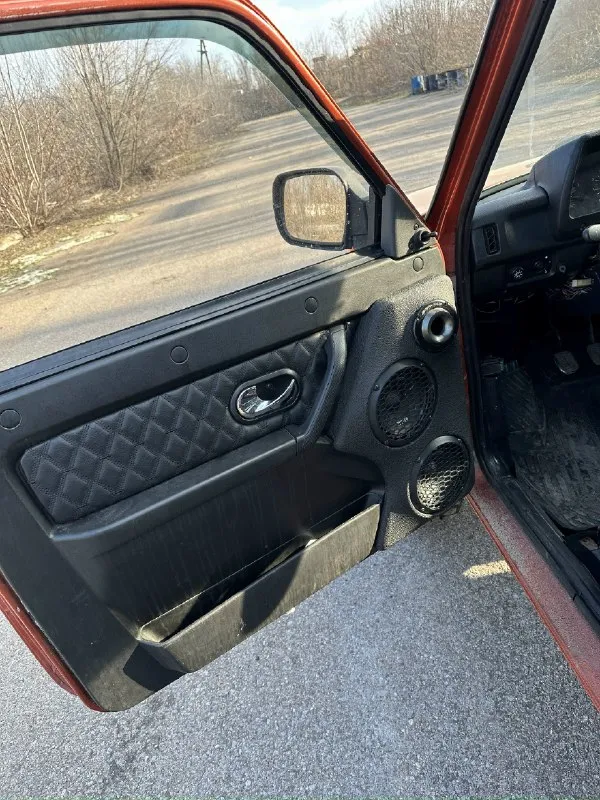 Продам ваз 2121 1978 года. автомобилем владею с 2016. был разобран до голого кузова, поварена только задняя панель, покрашена в 2019 году. заново собирался на новых и усиленных компонентах. денег не жалел. всё что можно было усилить не во вред надёжности - усилил. машина собиралась под ниву 16-го года. мотор капиталился 33 тысячи назад, собирал с низкой степенью сжатия. может ехать на самом плохом бензине или хорошем самогоне. колёса - 30 дюймов kumxo m/t. на них проехал 500 километров. не шумные, вокруг установлены амортизаторы манро вкруг. лифт + 5см, спереди "правильные проставки". передние тормоза - соболь. рулевые тяги самоделки, точечные заводские + w140 кабан. маятник стальной на подшипниках и всё это крутит гидроусилитель. сам варил подрамник на шести опорах с сайлентблоками. коробка и раздатка - всё висит на подрамнике + на раздатки третья опора, тихие рычаги но пром вал на крестовине дискомфорта не приносит. задний чулок на заказ варили + полуося разгруженного 📞 звоните: +7(949)3800373 - фотография - 2