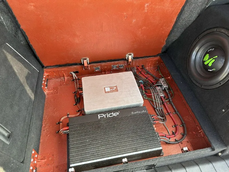 Продам ваз 2121 1978 года. автомобилем владею с 2016. был разобран до голого кузова, поварена только задняя панель, покрашена в 2019 году. заново собирался на новых и усиленных компонентах. денег не жалел. всё что можно было усилить не во вред надёжности - усилил. машина собиралась под ниву 16-го года. мотор капиталился 33 тысячи назад, собирал с низкой степенью сжатия. может ехать на самом плохом бензине или хорошем самогоне. колёса - 30 дюймов kumxo m/t. на них проехал 500 километров. не шумные, вокруг установлены амортизаторы манро вкруг. лифт + 5см, спереди "правильные проставки". передние тормоза - соболь. рулевые тяги самоделки, точечные заводские + w140 кабан. маятник стальной на подшипниках и всё это крутит гидроусилитель. сам варил подрамник на шести опорах с сайлентблоками. коробка и раздатка - всё висит на подрамнике + на раздатки третья опора, тихие рычаги но пром вал на крестовине дискомфорта не приносит. задний чулок на заказ варили + полуося разгруженного 📞 звоните: +7(949)3800373 - фотография - 4