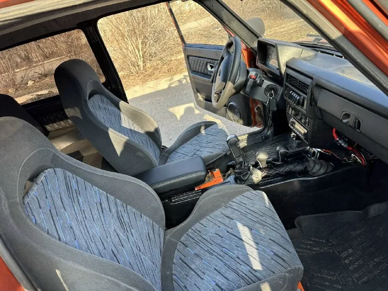 Продам ваз 2121 1978 года. автомобилем владею с 2016. был разобран до голого кузова, поварена только задняя панель, покрашена в 2019 году. заново собирался на новых и усиленных компонентах. денег не жалел. всё что можно было усилить не во вред надёжности - усилил. машина собиралась под ниву 16-го года. мотор капиталился 33 тысячи назад, собирал с низкой степенью сжатия. может ехать на самом плохом бензине или хорошем самогоне. колёса - 30 дюймов kumxo m/t. на них проехал 500 километров. не шумные, вокруг установлены амортизаторы манро вкруг. лифт + 5см, спереди "правильные проставки". передние тормоза - соболь. рулевые тяги самоделки, точечные заводские + w140 кабан. маятник стальной на подшипниках и всё это крутит гидроусилитель. сам варил подрамник на шести опорах с сайлентблоками. коробка и раздатка - всё висит на подрамнике + на раздатки третья опора, тихие рычаги но пром вал на крестовине дискомфорта не приносит. задний чулок на заказ варили + полуося разгруженного 📞 звоните: +7(949)3800373 - фотография - 5