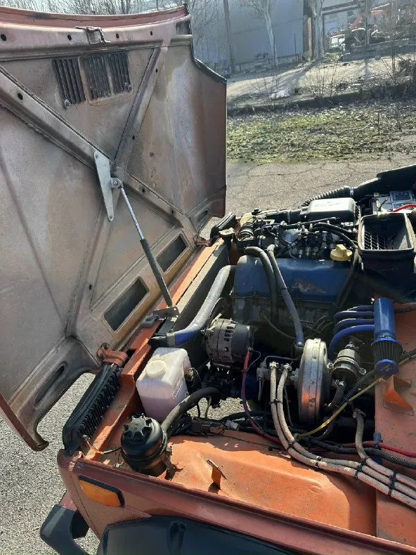 Продам ваз 2121 1978 года. автомобилем владею с 2016. был разобран до голого кузова, поварена только задняя панель, покрашена в 2019 году. заново собирался на новых и усиленных компонентах. денег не жалел. всё что можно было усилить не во вред надёжности - усилил. машина собиралась под ниву 16-го года. мотор капиталился 33 тысячи назад, собирал с низкой степенью сжатия. может ехать на самом плохом бензине или хорошем самогоне. колёса - 30 дюймов kumxo m/t. на них проехал 500 километров. не шумные, вокруг установлены амортизаторы манро вкруг. лифт + 5см, спереди "правильные проставки". передние тормоза - соболь. рулевые тяги самоделки, точечные заводские + w140 кабан. маятник стальной на подшипниках и всё это крутит гидроусилитель. сам варил подрамник на шести опорах с сайлентблоками. коробка и раздатка - всё висит на подрамнике + на раздатки третья опора, тихие рычаги но пром вал на крестовине дискомфорта не приносит. задний чулок на заказ варили + полуося разгруженного 📞 звоните: +7(949)3800373 - фотография - 7