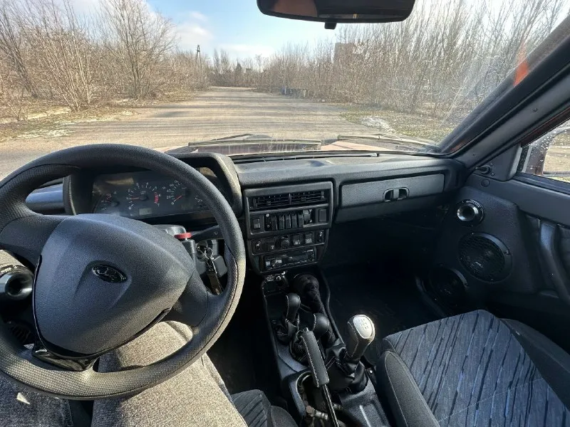 Продам ваз 2121 1978 года. автомобилем владею с 2016. был разобран до голого кузова, поварена только задняя панель, покрашена в 2019 году. заново собирался на новых и усиленных компонентах. денег не жалел. всё что можно было усилить не во вред надёжности - усилил. машина собиралась под ниву 16-го года. мотор капиталился 33 тысячи назад, собирал с низкой степенью сжатия. может ехать на самом плохом бензине или хорошем самогоне. колёса - 30 дюймов kumxo m/t. на них проехал 500 километров. не шумные, вокруг установлены амортизаторы манро вкруг. лифт + 5см, спереди "правильные проставки". передние тормоза - соболь. рулевые тяги самоделки, точечные заводские + w140 кабан. маятник стальной на подшипниках и всё это крутит гидроусилитель. сам варил подрамник на шести опорах с сайлентблоками. коробка и раздатка - всё висит на подрамнике + на раздатки третья опора, тихие рычаги но пром вал на крестовине дискомфорта не приносит. задний чулок на заказ варили + полуося разгруженного 📞 звоните: +7(949)3800373 - фотография - 8