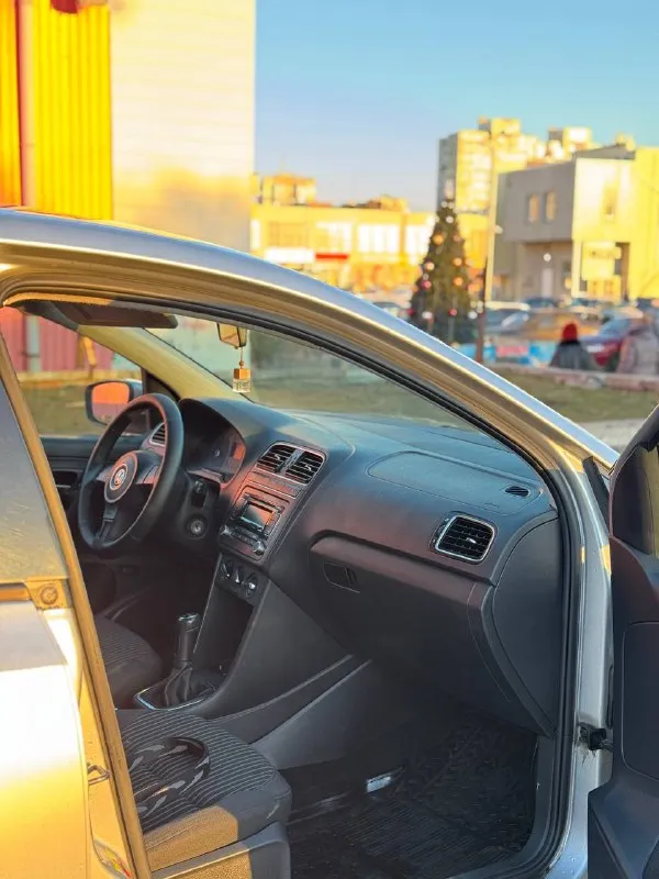 Продам volkswagen polo год выпуска-2011 объём двигателя-1.6( отличный, надежный мотор) коробка передач: 5-ти ступенчатая механика пробег 208.000 тыс (оригинал) машина в хорошем техническом состоянии автомобиль весь в родном окрасе❗️ оцинкованный кузов! 1300 км назад менял масло в двигателе комплектация: -кондиционер ( заправлен) -4 стеклоподъемника -подогрев сидений и т. д 2 ключа, 2 сигнализация сделана шумоизоляция арок и багажника) за весь срок эксплуатации был 1 собственник❗️ птс оригинал ❗️ автотека зеленая, скину по запросу ! без дтп не такси, не каршеринг переоформление без проблем, залогов, запретов нет. могу поехать с вами в мрэо. цена -699.000 тыс ( торг ) дополнительные вопросы по телефону : +79495219479 - фотография - 4