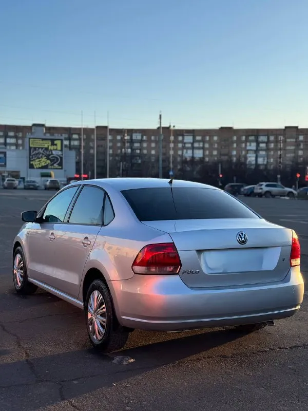 Продам volkswagen polo год выпуска-2011 объём двигателя-1.6( отличный, надежный мотор) коробка передач: 5-ти ступенчатая механика пробег 208.000 тыс (оригинал) машина в хорошем техническом состоянии автомобиль весь в родном окрасе❗️ оцинкованный кузов! 1300 км назад менял масло в двигателе комплектация: -кондиционер ( заправлен) -4 стеклоподъемника -подогрев сидений и т. д 2 ключа, 2 сигнализация сделана шумоизоляция арок и багажника) за весь срок эксплуатации был 1 собственник❗️ птс оригинал ❗️ автотека зеленая, скину по запросу ! без дтп не такси, не каршеринг переоформление без проблем, залогов, запретов нет. могу поехать с вами в мрэо. цена -699.000 тыс ( торг ) дополнительные вопросы по телефону : +79495219479 - фотография - 5