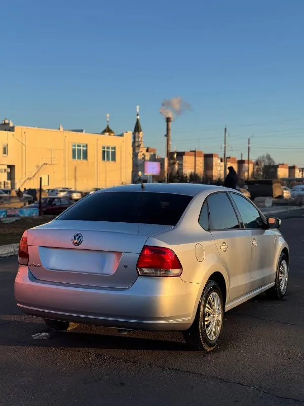 Продам volkswagen polo год выпуска-2011 объём двигателя-1.6( отличный, надежный мотор) коробка передач: 5-ти ступенчатая механика пробег 208.000 тыс (оригинал) машина в хорошем техническом состоянии автомобиль весь в родном окрасе❗️ оцинкованный кузов! 1300 км назад менял масло в двигателе комплектация: -кондиционер ( заправлен) -4 стеклоподъемника -подогрев сидений и т. д 2 ключа, 2 сигнализация сделана шумоизоляция арок и багажника) за весь срок эксплуатации был 1 собственник❗️ птс оригинал ❗️ автотека зеленая, скину по запросу ! без дтп не такси, не каршеринг переоформление без проблем, залогов, запретов нет. могу поехать с вами в мрэо. цена -699.000 тыс ( торг ) дополнительные вопросы по телефону : +79495219479 - фотография - 6