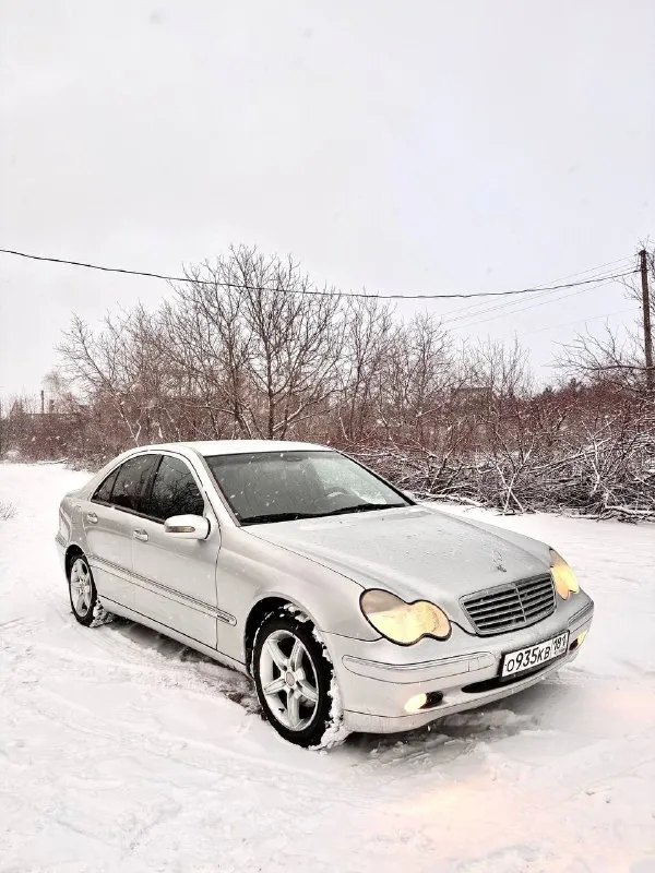 Продам mercedes w203 в очень хорошем состоянии, 2002 года. я хозяин, на местном учете! 206.000 родного пробега. есть автотека. документы чистые, с переоформлением проблем не будет. машина полностью обслужена, двигатель 2.0 литра компрессор(180л. с) ничего не троит, обороты работают ровно, тянет мотор очень хорошо. масло не кушает, мотор сухой, подтеков, ничего такого нет. коробка механика 6ст, мягкая, все передачи включаются четко, не вылетает, хрустов нет. новая рулевая рейка с наконечниками, новые рычаги, ходовая не бьет, не стучит, руль не ведет. тормоза работают отлично. сцепление мягкое. ручник работает. салон ухоженный. кузов целый, дно полностью под защитой и целое. по электрике все работает, все светится, 3 зонный климат контроль, обогрев заднего, боковых и переднего стекла, 4 стеклоподъемника, электро регулировка сидений, круиз контроль, держание полосы, помощь при подъеме, отключение стабилизации хорошая музыка заводская bose, 8 динамиков, 1 сабвуфер в полке. ма 📞 звоните: +7(959)1571501 - фотография - 2