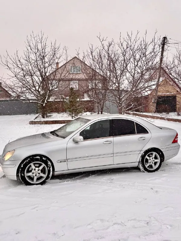 Продам mercedes w203 в очень хорошем состоянии, 2002 года. я хозяин, на местном учете! 206.000 родного пробега. есть автотека. документы чистые, с переоформлением проблем не будет. машина полностью обслужена, двигатель 2.0 литра компрессор(180л. с) ничего не троит, обороты работают ровно, тянет мотор очень хорошо. масло не кушает, мотор сухой, подтеков, ничего такого нет. коробка механика 6ст, мягкая, все передачи включаются четко, не вылетает, хрустов нет. новая рулевая рейка с наконечниками, новые рычаги, ходовая не бьет, не стучит, руль не ведет. тормоза работают отлично. сцепление мягкое. ручник работает. салон ухоженный. кузов целый, дно полностью под защитой и целое. по электрике все работает, все светится, 3 зонный климат контроль, обогрев заднего, боковых и переднего стекла, 4 стеклоподъемника, электро регулировка сидений, круиз контроль, держание полосы, помощь при подъеме, отключение стабилизации хорошая музыка заводская bose, 8 динамиков, 1 сабвуфер в полке. ма 📞 звоните: +7(959)1571501 - фотография - 3