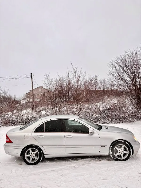 Продам mercedes w203 в очень хорошем состоянии, 2002 года. я хозяин, на местном учете! 206.000 родного пробега. есть автотека. документы чистые, с переоформлением проблем не будет. машина полностью обслужена, двигатель 2.0 литра компрессор(180л. с) ничего не троит, обороты работают ровно, тянет мотор очень хорошо. масло не кушает, мотор сухой, подтеков, ничего такого нет. коробка механика 6ст, мягкая, все передачи включаются четко, не вылетает, хрустов нет. новая рулевая рейка с наконечниками, новые рычаги, ходовая не бьет, не стучит, руль не ведет. тормоза работают отлично. сцепление мягкое. ручник работает. салон ухоженный. кузов целый, дно полностью под защитой и целое. по электрике все работает, все светится, 3 зонный климат контроль, обогрев заднего, боковых и переднего стекла, 4 стеклоподъемника, электро регулировка сидений, круиз контроль, держание полосы, помощь при подъеме, отключение стабилизации хорошая музыка заводская bose, 8 динамиков, 1 сабвуфер в полке. ма 📞 звоните: +7(959)1571501 - фотография - 4