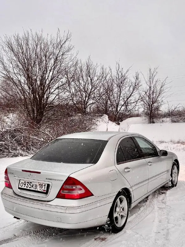 Продам mercedes w203 в очень хорошем состоянии, 2002 года. я хозяин, на местном учете! 206.000 родного пробега. есть автотека. документы чистые, с переоформлением проблем не будет. машина полностью обслужена, двигатель 2.0 литра компрессор(180л. с) ничего не троит, обороты работают ровно, тянет мотор очень хорошо. масло не кушает, мотор сухой, подтеков, ничего такого нет. коробка механика 6ст, мягкая, все передачи включаются четко, не вылетает, хрустов нет. новая рулевая рейка с наконечниками, новые рычаги, ходовая не бьет, не стучит, руль не ведет. тормоза работают отлично. сцепление мягкое. ручник работает. салон ухоженный. кузов целый, дно полностью под защитой и целое. по электрике все работает, все светится, 3 зонный климат контроль, обогрев заднего, боковых и переднего стекла, 4 стеклоподъемника, электро регулировка сидений, круиз контроль, держание полосы, помощь при подъеме, отключение стабилизации хорошая музыка заводская bose, 8 динамиков, 1 сабвуфер в полке. ма 📞 звоните: +7(959)1571501 - фотография - 6