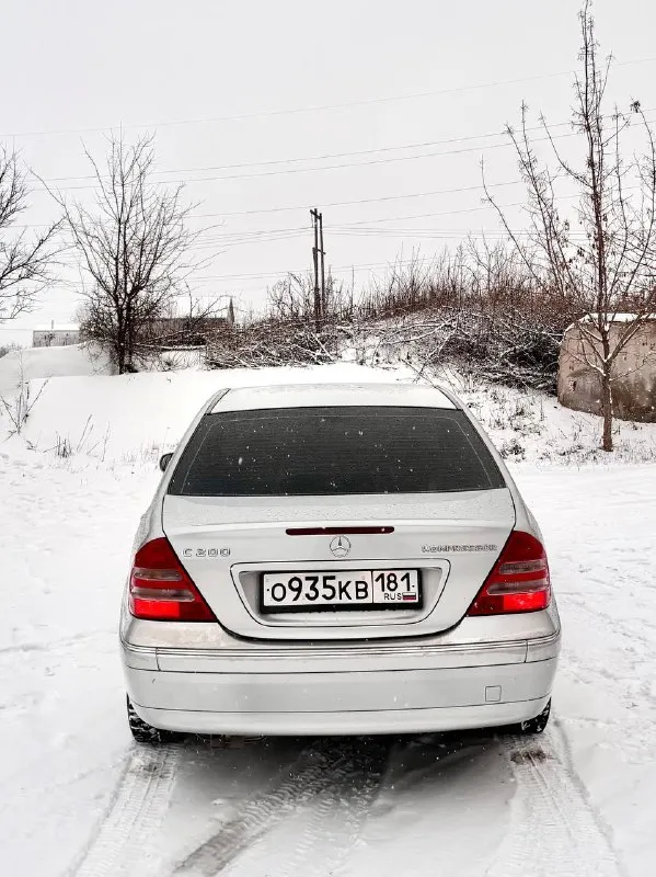 Продам mercedes w203 в очень хорошем состоянии, 2002 года. я хозяин, на местном учете! 206.000 родного пробега. есть автотека. документы чистые, с переоформлением проблем не будет. машина полностью обслужена, двигатель 2.0 литра компрессор(180л. с) ничего не троит, обороты работают ровно, тянет мотор очень хорошо. масло не кушает, мотор сухой, подтеков, ничего такого нет. коробка механика 6ст, мягкая, все передачи включаются четко, не вылетает, хрустов нет. новая рулевая рейка с наконечниками, новые рычаги, ходовая не бьет, не стучит, руль не ведет. тормоза работают отлично. сцепление мягкое. ручник работает. салон ухоженный. кузов целый, дно полностью под защитой и целое. по электрике все работает, все светится, 3 зонный климат контроль, обогрев заднего, боковых и переднего стекла, 4 стеклоподъемника, электро регулировка сидений, круиз контроль, держание полосы, помощь при подъеме, отключение стабилизации хорошая музыка заводская bose, 8 динамиков, 1 сабвуфер в полке. ма 📞 звоните: +7(959)1571501 - фотография - 7