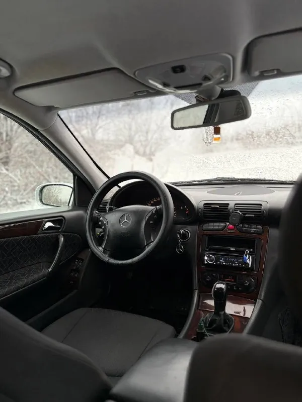 Продам mercedes w203 в очень хорошем состоянии, 2002 года. я хозяин, на местном учете! 206.000 родного пробега. есть автотека. документы чистые, с переоформлением проблем не будет. машина полностью обслужена, двигатель 2.0 литра компрессор(180л. с) ничего не троит, обороты работают ровно, тянет мотор очень хорошо. масло не кушает, мотор сухой, подтеков, ничего такого нет. коробка механика 6ст, мягкая, все передачи включаются четко, не вылетает, хрустов нет. новая рулевая рейка с наконечниками, новые рычаги, ходовая не бьет, не стучит, руль не ведет. тормоза работают отлично. сцепление мягкое. ручник работает. салон ухоженный. кузов целый, дно полностью под защитой и целое. по электрике все работает, все светится, 3 зонный климат контроль, обогрев заднего, боковых и переднего стекла, 4 стеклоподъемника, электро регулировка сидений, круиз контроль, держание полосы, помощь при подъеме, отключение стабилизации хорошая музыка заводская bose, 8 динамиков, 1 сабвуфер в полке. ма 📞 звоните: +7(959)1571501 - фотография - 8