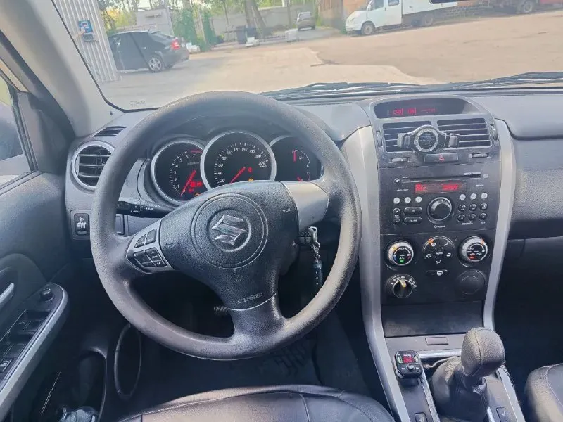 🚗 продаётся suzuki grand vitara 2008 г. в. , 2 л, 4wd, механика пробег: 236 000 км цена: 880 000 ₽ автомобиль в хорошем техническом и внешнем состоянии. все рабочие жидкости заменены ходовая часть вся перебрана. • 4 электростеклоподъёмника • управление музыкой на руле • блютуз музыка через fm-трансмиттер • климат-контроль • подогрев передних сидений • автосигнализация starline с автозапуском • тонировка задних стёкол • кожаные чехлы на сиденьях • 2 комплекта резины (оба на оригинальных дисках) • видеорегистратор в подарок новому владельцу. машина находится в донецке. телефон для связи: +7949-315-07-45 📞 звоните: +7(949)3150745 - фотография - 8