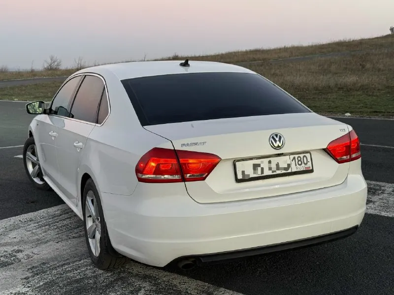 Volkswagen passat b7 (2015г. ) пробег 118 тыс. миль двигатель 1.8 tsi (бензин) 170 л. с. коробка классический автомат aisin двигатель работает отлично, не троит, не дымит, нигде не течет коробка листает как надо ходовая на отлично. кожаный салон в хорошем состоянии. по комплектации: без ключевой доступ, климат, круиз контроль, датчик света, подогревы передних сидений,4 стеклоподъемника, электрорегулировка зеркал, эл. привод сидения водителя, кожаный мульти-руль, камера заднего вида, сенсорная мультимедиа документы без штрафов и арестов, я 2й хозяин любой вид переоформления г. снежное +79490862383(телеграм на этом номере) цена: 1.270.000 📞 звоните: +7(949)0862383 - фотография - 5