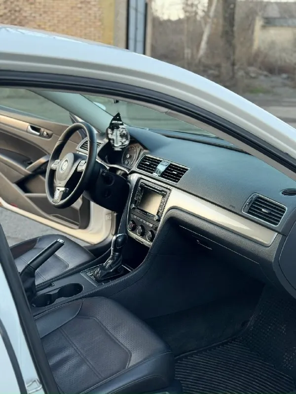 Volkswagen passat b7 (2015г. ) пробег 118 тыс. миль двигатель 1.8 tsi (бензин) 170 л. с. коробка классический автомат aisin двигатель работает отлично, не троит, не дымит, нигде не течет коробка листает как надо ходовая на отлично. кожаный салон в хорошем состоянии. по комплектации: без ключевой доступ, климат, круиз контроль, датчик света, подогревы передних сидений,4 стеклоподъемника, электрорегулировка зеркал, эл. привод сидения водителя, кожаный мульти-руль, камера заднего вида, сенсорная мультимедиа документы без штрафов и арестов, я 2й хозяин любой вид переоформления г. снежное +79490862383(телеграм на этом номере) цена: 1.270.000 📞 звоните: +7(949)0862383 - фотография - 6