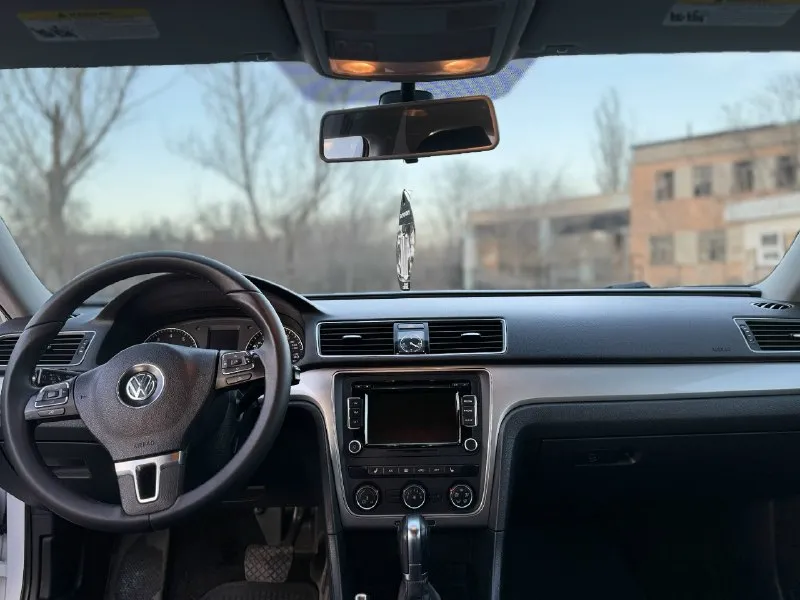 Volkswagen passat b7 (2015г. ) пробег 118 тыс. миль двигатель 1.8 tsi (бензин) 170 л. с. коробка классический автомат aisin двигатель работает отлично, не троит, не дымит, нигде не течет коробка листает как надо ходовая на отлично. кожаный салон в хорошем состоянии. по комплектации: без ключевой доступ, климат, круиз контроль, датчик света, подогревы передних сидений,4 стеклоподъемника, электрорегулировка зеркал, эл. привод сидения водителя, кожаный мульти-руль, камера заднего вида, сенсорная мультимедиа документы без штрафов и арестов, я 2й хозяин любой вид переоформления г. снежное +79490862383(телеграм на этом номере) цена: 1.270.000 📞 звоните: +7(949)0862383 - фотография - 7
