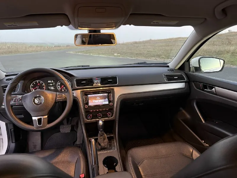 Volkswagen passat b7 (2015г. ) пробег 118 тыс. миль двигатель 1.8 tsi (бензин) 170 л. с. коробка классический автомат aisin двигатель работает отлично, не троит, не дымит, нигде не течет коробка листает как надо ходовая на отлично. кожаный салон в хорошем состоянии. по комплектации: без ключевой доступ, климат, круиз контроль, датчик света, подогревы передних сидений,4 стеклоподъемника, электрорегулировка зеркал, эл. привод сидения водителя, кожаный мульти-руль, камера заднего вида, сенсорная мультимедиа документы без штрафов и арестов, я 2й хозяин любой вид переоформления г. снежное +79490862383(телеграм на этом номере) цена: 1.270.000 📞 звоните: +7(949)0862383 - фотография - 8