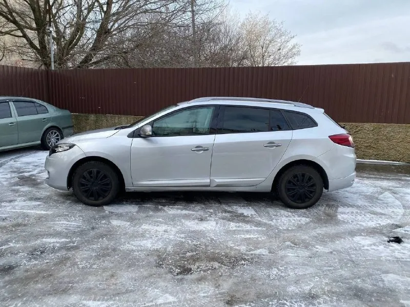 Продам renault megane gt-line универсал, 2009 г. в. , 1.6 бензин, мех. кпп-6 ст. хорошее техническое состояние. очень надёжный, резвый, комфортный, отлично управляемый, мягкий автомобиль. расход по городу 8.5-10 л/трасса 5.5 л. масло только оригинал, без потерь от замены до замены. кузов оцинкован. редкая комплектация gt-line (пр-во франция). своевременно обслуживался, только оригинальными запасными частями и расходниками. являюсь собственником авто. комплектация: 1. пуск кнопкой star-stop + удобный, тонкий ключ-карта; 2. двухзонный климат-контроль; 3. мультируль; 4. легендарный подрулевой переключатель рено; 5. штатная магнитола с функцией bluetooth, aux, системой "свободные руки" (управление звонками с помощью подрулевого лепестка); 6. огромный бардачок с охлаждением и подсветкой; 7. круиз-контроль; 8. 6 подушек безопасности (airbag), безопасность evro ncap - 5 звёзд; 9. стеклоподъемники всех боковых окон со штатными доводчиками; 10. передние сидения с выраженной боково 📞 звоните: +7(949)3737773 - фотография - 2