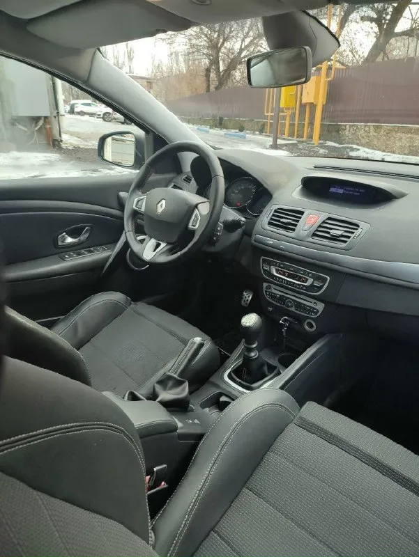 Продам renault megane gt-line универсал, 2009 г. в. , 1.6 бензин, мех. кпп-6 ст. хорошее техническое состояние. очень надёжный, резвый, комфортный, отлично управляемый, мягкий автомобиль. расход по городу 8.5-10 л/трасса 5.5 л. масло только оригинал, без потерь от замены до замены. кузов оцинкован. редкая комплектация gt-line (пр-во франция). своевременно обслуживался, только оригинальными запасными частями и расходниками. являюсь собственником авто. комплектация: 1. пуск кнопкой star-stop + удобный, тонкий ключ-карта; 2. двухзонный климат-контроль; 3. мультируль; 4. легендарный подрулевой переключатель рено; 5. штатная магнитола с функцией bluetooth, aux, системой "свободные руки" (управление звонками с помощью подрулевого лепестка); 6. огромный бардачок с охлаждением и подсветкой; 7. круиз-контроль; 8. 6 подушек безопасности (airbag), безопасность evro ncap - 5 звёзд; 9. стеклоподъемники всех боковых окон со штатными доводчиками; 10. передние сидения с выраженной боково 📞 звоните: +7(949)3737773 - фотография - 7