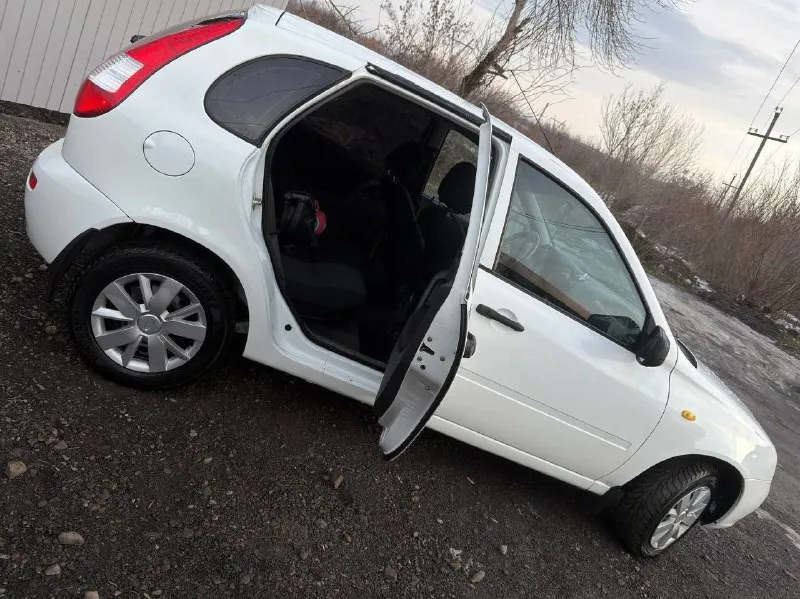 🔥продам ваз калина 1🔥 ✅год выпуска: 2012 ✅двигатель: 1.6.8кл. ✅цвет белое облако ✅электроусилитель руля ✅2стеклоподъемника ✅кондиционер ✅сигнализация + ц. замок ✅диски r14 yokohama шипы ✅хорошая музыка ✅салон в идеальгом состоянии двигатель масло не берет, не дымит, не троит, работает ровно!пробег 140т. км. кпп также в норме! дно, пороги, в идеале! по кузову гнили и рыжиков нет совсем! краснодон! цена:375т. р. тел:9591307226:9592033011. 📞 звоните: +7(959)1307226 - фотография - 4